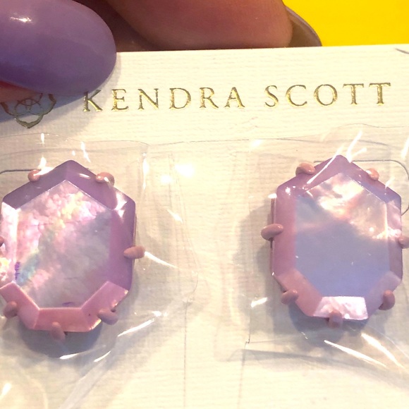 NWT Kendra Scott RARE & RETIRED Morgan Earrings Lilac Pearl Matte Beautiful! - Picture 4 of 16